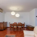 Metro 4 Spacious And Bright Three-room 公寓