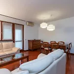 Metro 4 Spacious And Bright Three-room 公寓