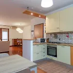 Metro 4 Spacious And Bright Three-room 公寓