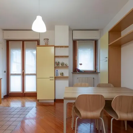 公寓 Metro 4 Spacious And Bright Three-room *