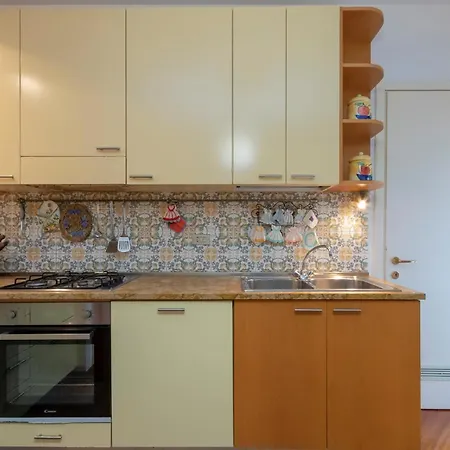 Metro 4 Spacious And Bright Three-room 公寓