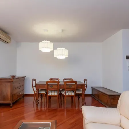 Metro 4 Spacious And Bright Three-room Апартаменты
