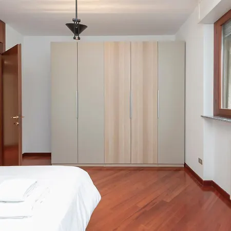 Metro 4 Spacious And Bright Three-room * Милан