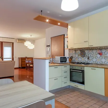 Metro 4 Spacious And Bright Three-room Апартаменты