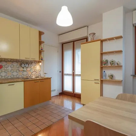 Metro 4 Spacious And Bright Three-room Милан
