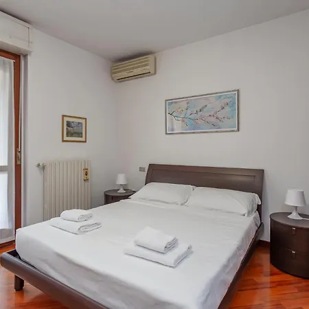 Metro 4 Spacious And Bright Three-room Апартаменты
