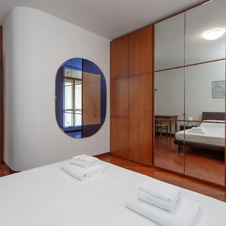 Metro 4 Spacious And Bright Three-room Апартаменты